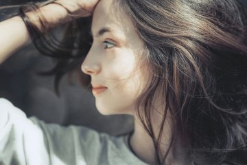 Vlasy, vypadávanie a účinky kofeínu, saponínov a zinku na ich zdravie