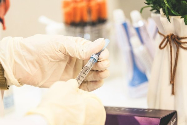 Kyselina hyalurónová: Elixír mladosti a jej spojenci
